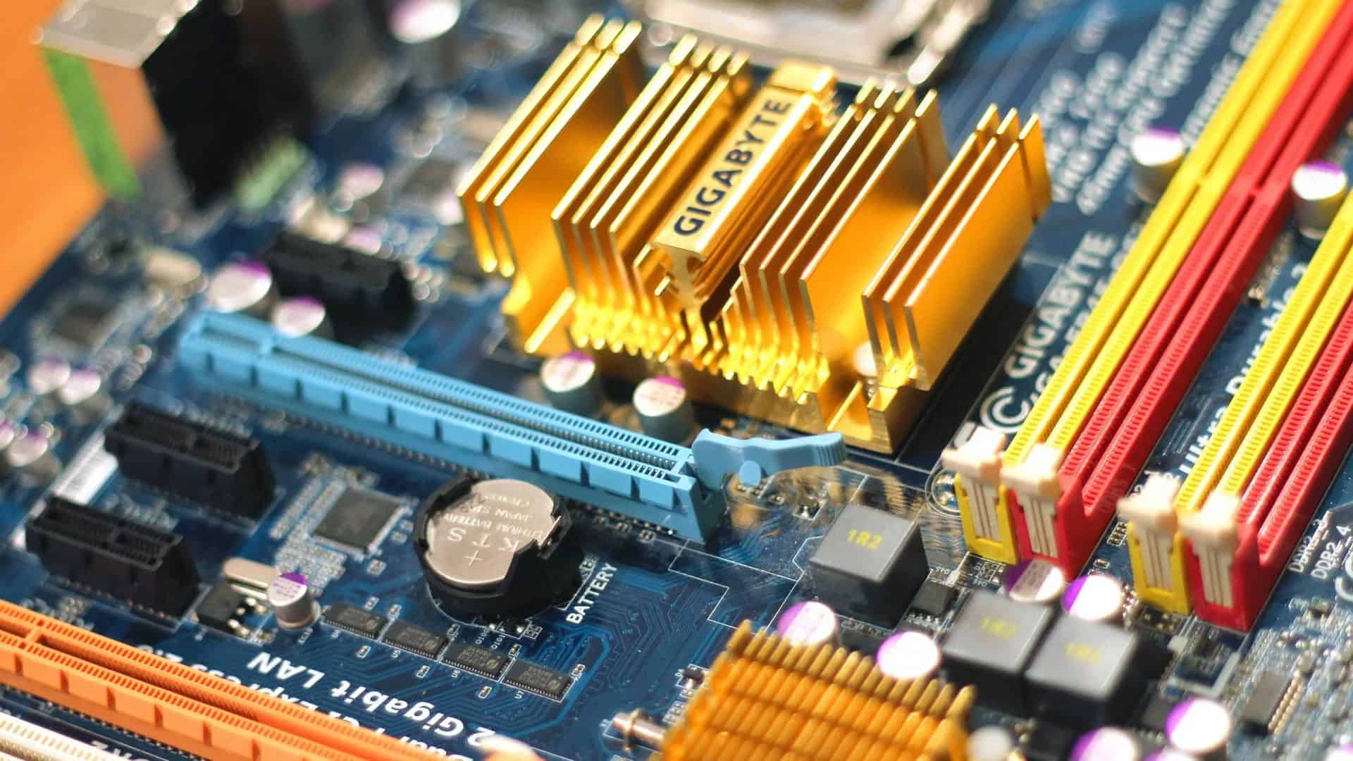 Técnico realizando manutenção em computador